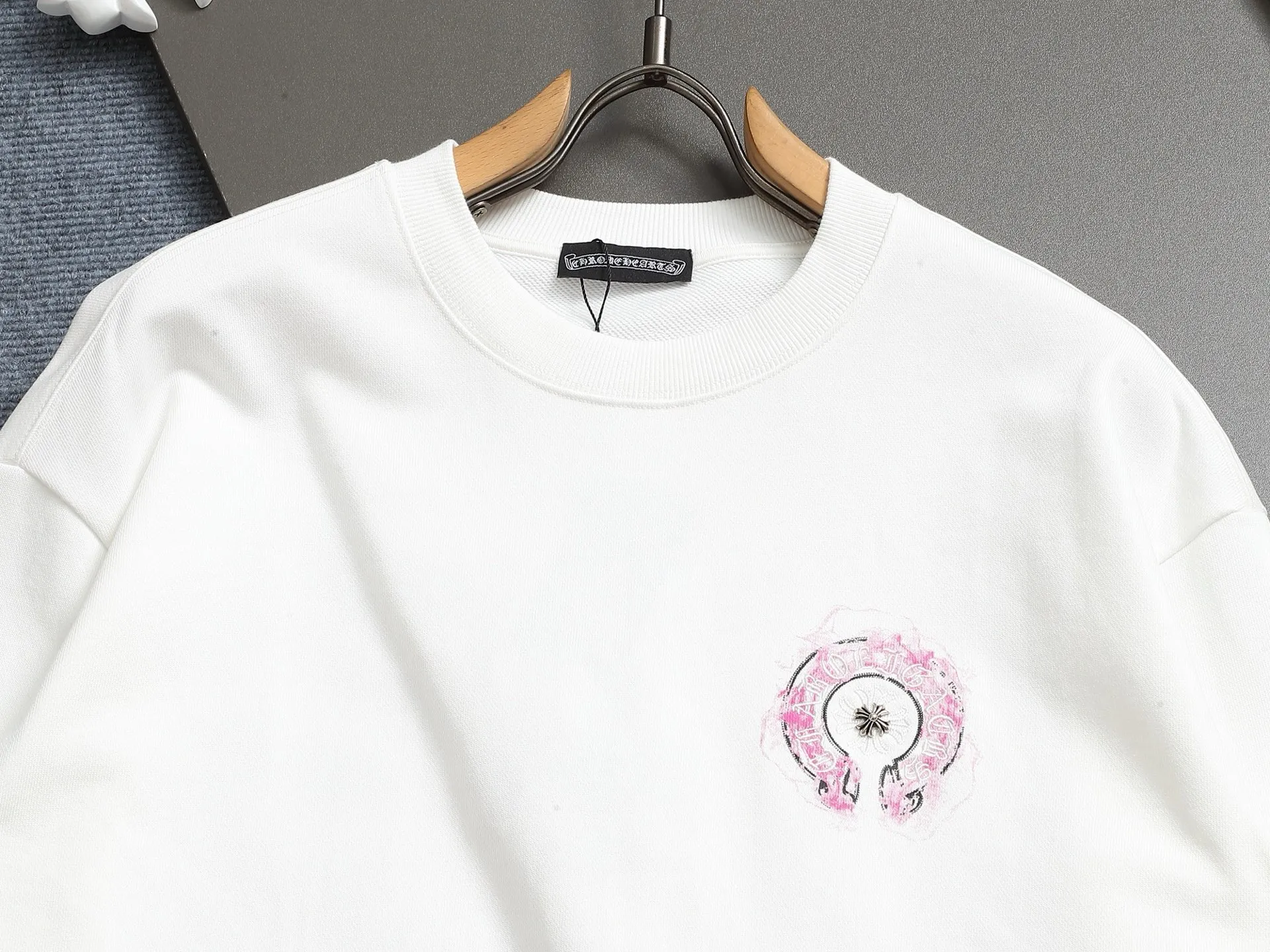 P250 Chrome hearts ch Chrome hearts cross horseshoe LOGO round-neck sweatshirt with thousands of needle embroidery crafts. Large version. Loose and stylish. The difference is the low version, the slim version, the upper body and the crotch. 100% commitment: top quality, not fast food. The highest version on the market. Top quality, 450 grams. 26 custom-dyed double yarn cotton, the same style for men and women, complete with three standards. Color: Black White Size: SMLXL